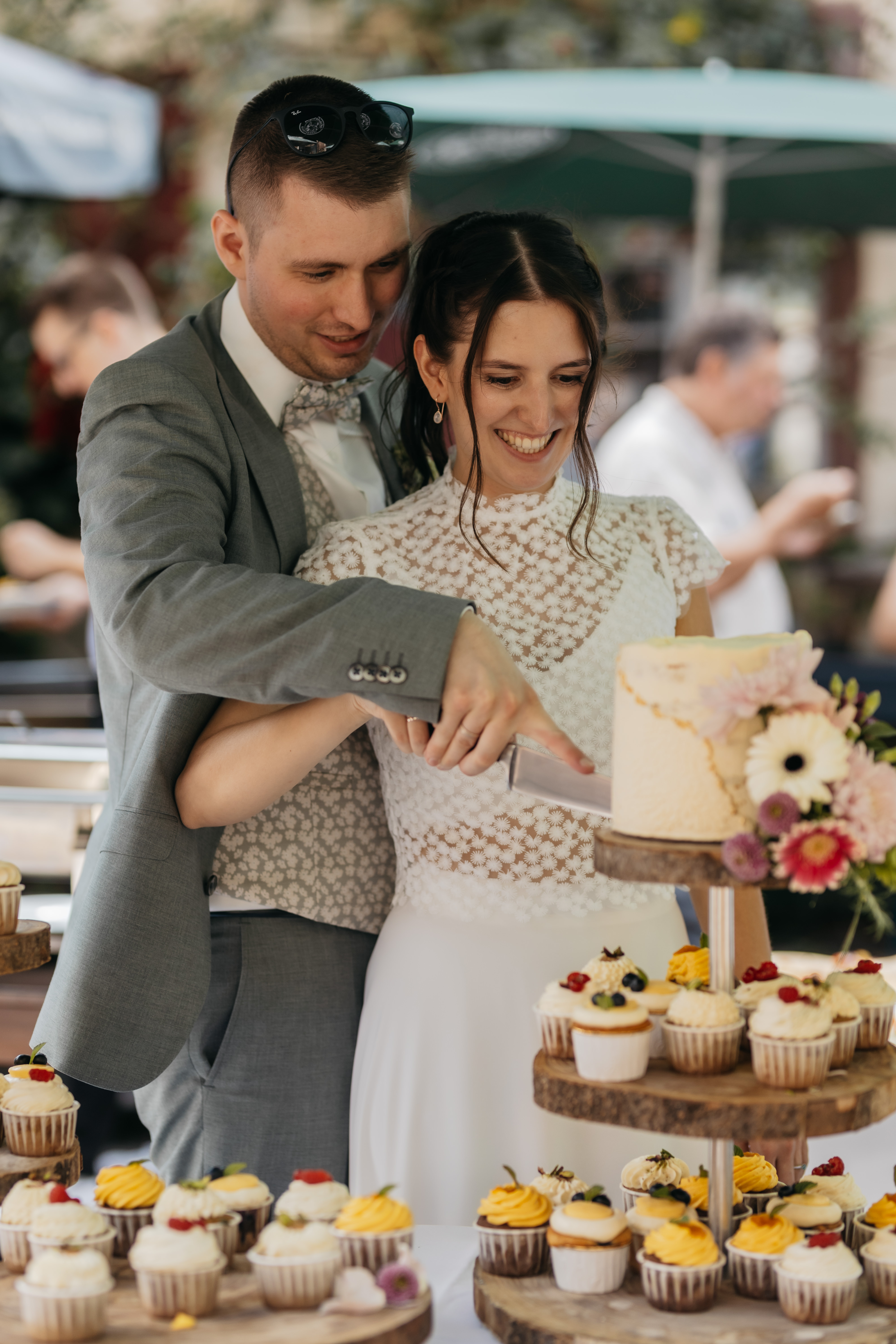 Hanna und Darius schneiden gemeinsam die Hochzeitstorte an