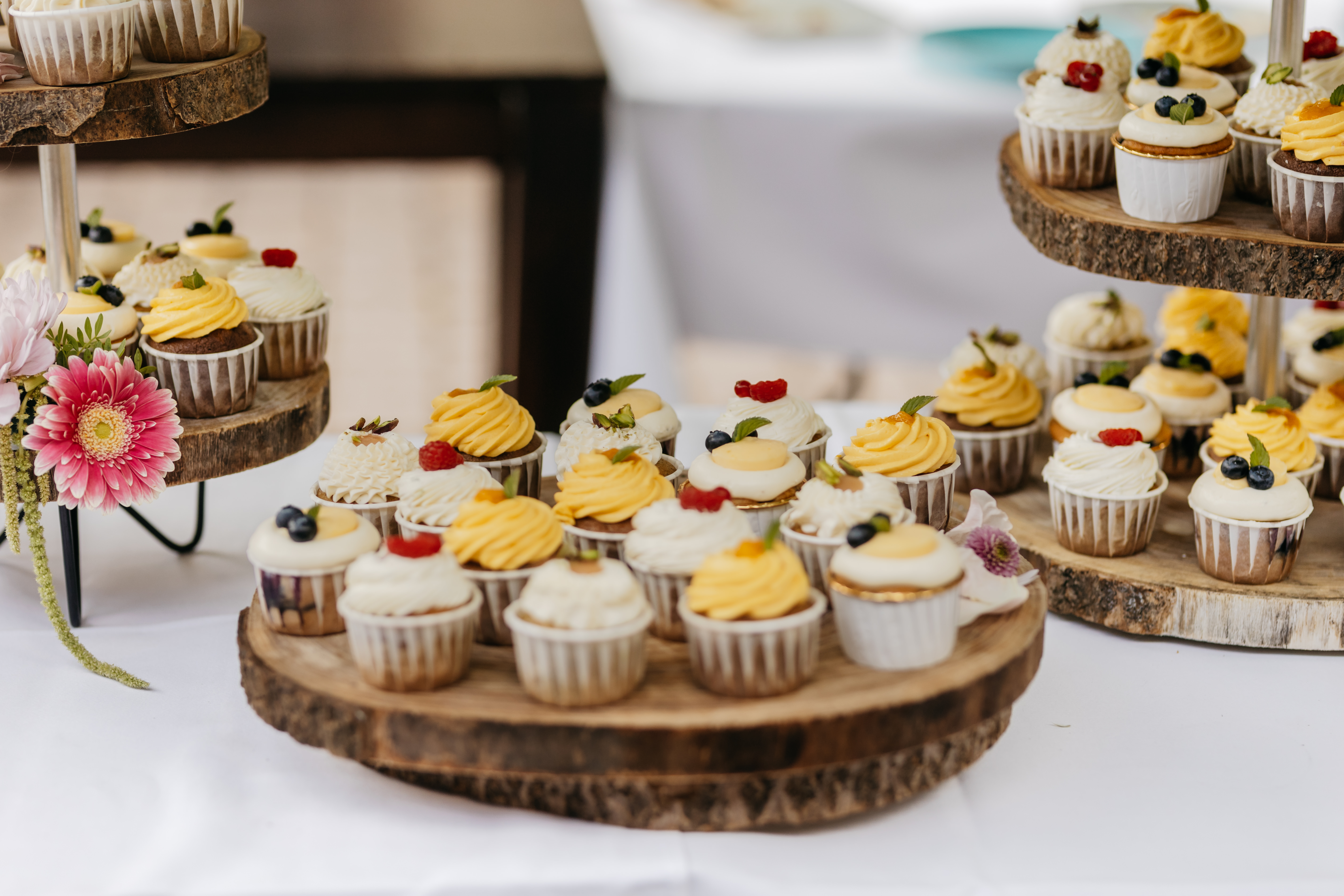 Cupcake-Etagere mit bunt dekorierten Hochzeits-Cupcakes
